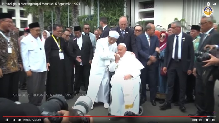 Momen Paus Fransiskus dan Imam Besar Istiqlal: Saling Cium Kepala dan Tangan di Istiqlal